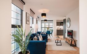 Luxury City & Canal View Stylish Pad, Family, Contractors, Fast Wifi